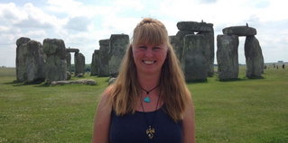 Sandra Mirtl bei Stonehenge